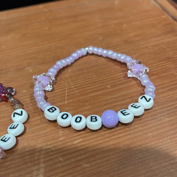 A set of stretch bracelets - Picture 3 of 3